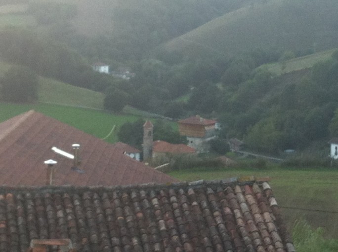 Desde las ventanas de Casa Rural Utxunea "vigilamos" desde arriba su orgullosa torre como se puede observar en la foto tomada al atardecer (unas líneas más abajo). Una visita obligada para las familias y grupos que nos visitan