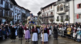 En Casa Rural Utxunea vivimos Olentzero.En la tierra vasca nuestro misterioso y mítico personaje es OLENTZERO, un carbonero borrachín que tiene su morada en nuestro País del Bidasoa. Aunque en los últimos 50 años se ha expandido por toda Euskalerria, la tradición de Olentzero se mantuvo desde la remota antigüedad hasta nuestros días gracias a nuestros pueblos del País de Bidasoa, especialmente Lesaka, que la han transmitido generación tras generación.