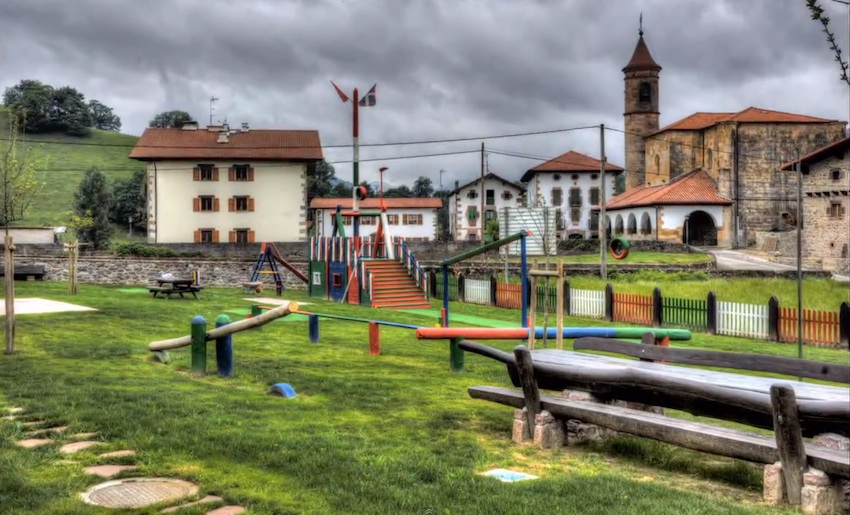 En Uxarrea encontrarás el Ayuntamiento, una exclusiva iglesia con torre cilíndrica, la plaza, el frontón, los columpios, el bar y las piscinas. Todo ello bajo un aspecto que nuestros visitantes definen entre vasco y suizo. Desde Casa Rural Utxunea hay un paseo hasta Uxarrea. el centro de Donamaria