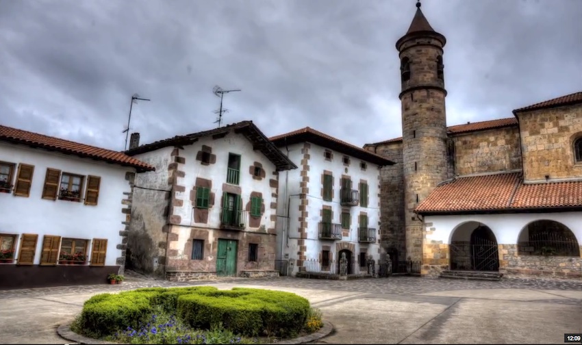 La Plaza de Donamaria y la iglesia que le da nombre